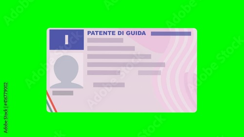 Una mano presenta la sua patente italiana in formato carta di credito su uno sfondo verde (design piatto) photo