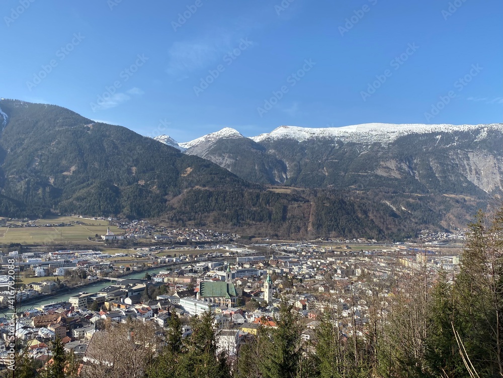 Schwaz Tirol Österreich vom Leitenweg aus neben Burg Freundsberg, gegenüber Vomp Fiecht Stans und das Karwendel mit dem Stanser Joch mit Schnee