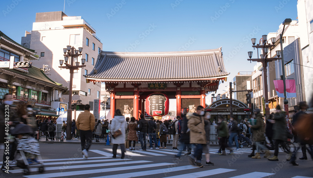 Kaminarimon Gate and tourists at Sensoji Temple in Asakusa, Tokyo　浅草寺の雷門と観光客