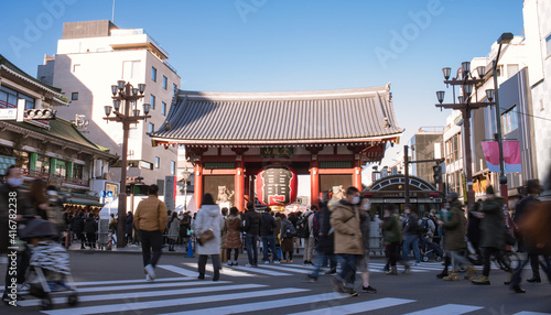 Kaminarimon Gate and tourists at Sensoji Temple in Asakusa, Tokyo 浅草寺の雷門と観光客