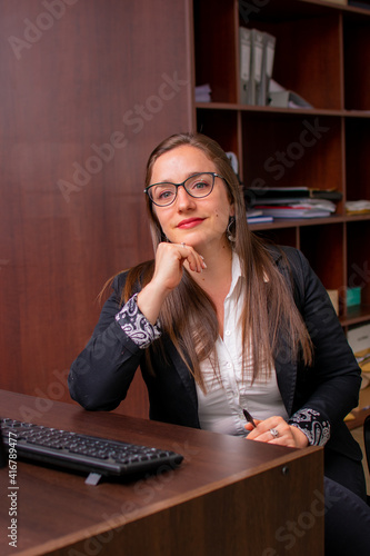 retrato de mujer oficinista con lentes en el trabajo
