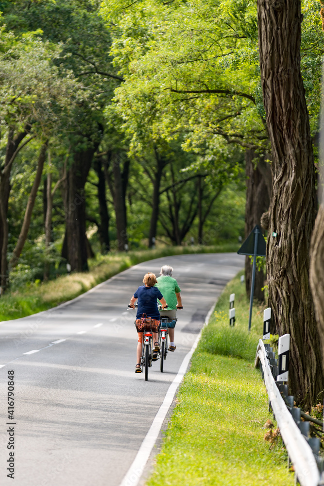 Radfahrer auf einer Landstraße in Deutschland