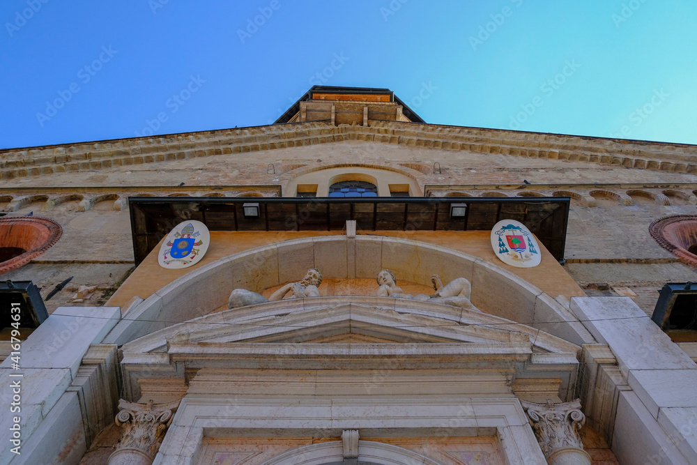 Obraz premium Italy, Reggio Emilia: facade of Cathedral, Cattedrale di Santa Maria Assunta close-up across bue sky