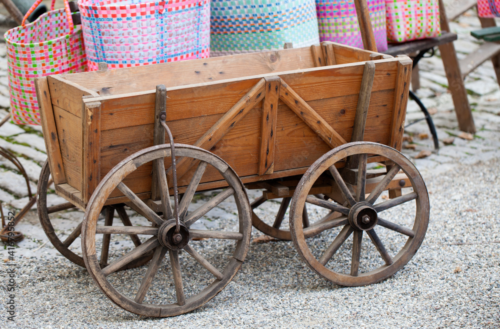 Fototapeta premium Alter Leiterwagen oder Tansportwagen aus Holz
