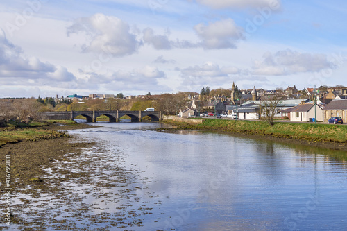 Thurso river looking upstream towards Thurso Bridge, A9 St George`s Street NCN route 1 .Thurso River in Thurso, Caithness Highland Scotland. The A9 St George`s street crossing on the Thurso Bridge