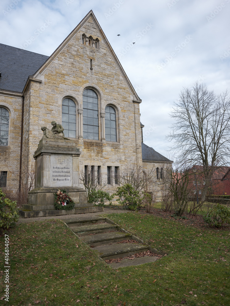 Naklejka premium Gedenkstein an Kirche