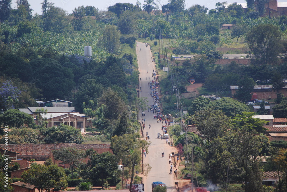 Route fréquentée dans la campagne du Burundi en Afrique