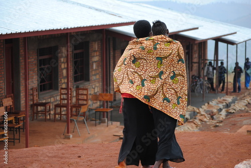 Couple d'amies au Burundi en Afrique, avec drap traditionnel photo