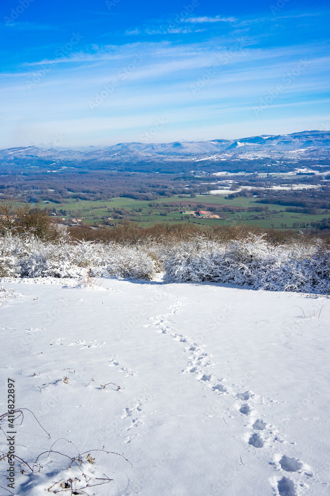 ligne de démarcation entre le sol enneigé et non enneigé sur les hauteurs de Rignat, Bohas-meyriat-rignat, Ain, France ligne de démarcation entre le sol enneigé et non enneigé sur les hauteurs de Rignat, Bohas-meyriat-rignat, Ain, France