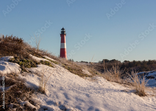 Leuchtturm Hörnum an einem verschneiten Wintermorgen