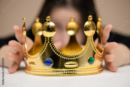 Papier peint Woman holding a golden crown in the hands