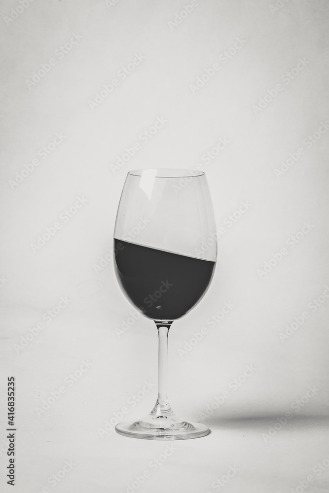 Copa de vino tinto en blanco y negro Copa de vino tinto en blanco y negro