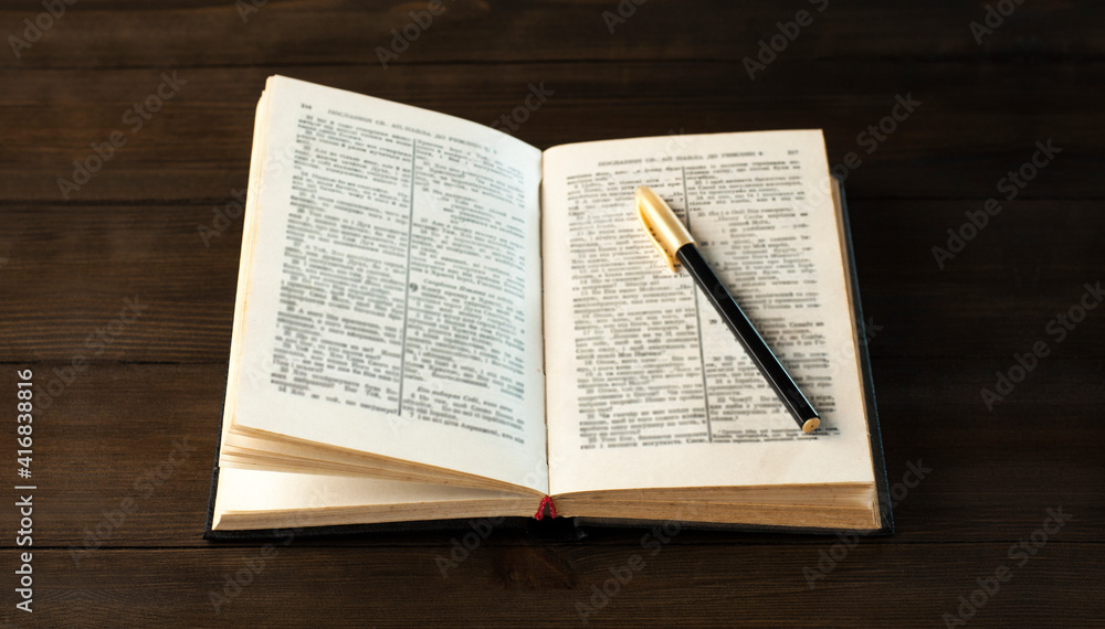 Obraz premium Open holy bible book on the table. Scripture. A pen