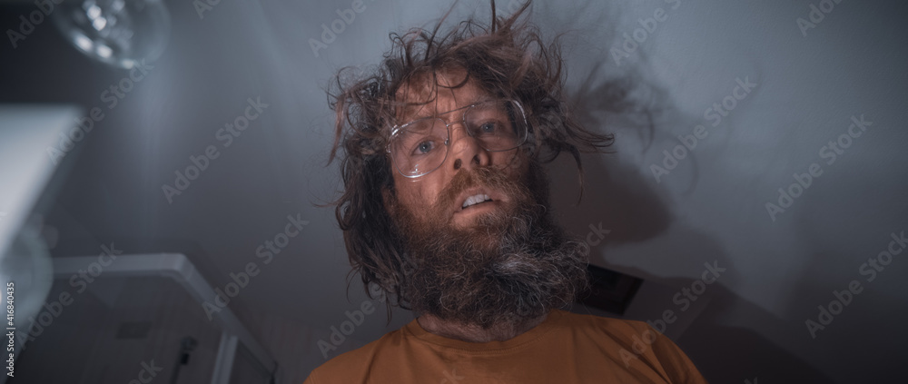 Quadro em tela Just a weird looking bearded guy with glasses posing in the bathroom