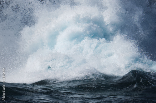 Fototapeta Naklejka Na Ścianę i Meble -  wave breaking on the blue sea