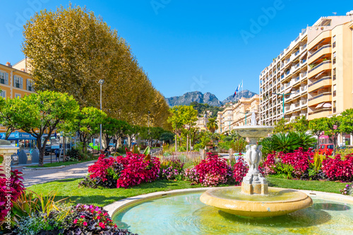 Photo The Alpes Maritimes mountains rise behind the Jardins Bioves in the city center of the seaside resort city of Menton, France, on the French Riviera
