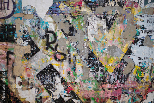 Pared con restos de carteles publicitarios y grafitis