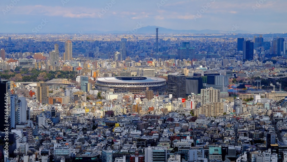 東京　オリンピックスタジアムと都市風景