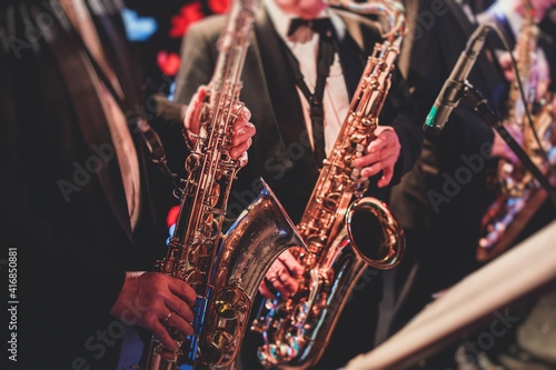 Foto Concert view of a saxophonist, saxophone sax player with vocalist and musical du