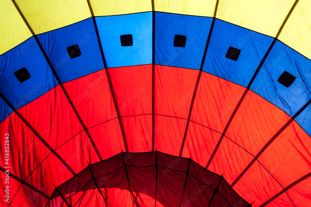 Fototapeta premium Globo Aerostático sin aire en aterrizaje. 