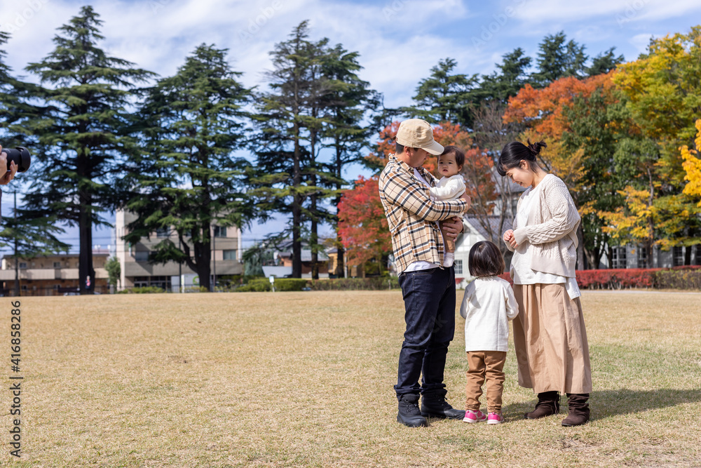 Fototapeta premium 秋の公園を散歩する家族・ファミリー