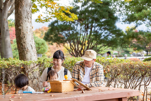 秋の公園で遊ぶ家族・ファミリー
