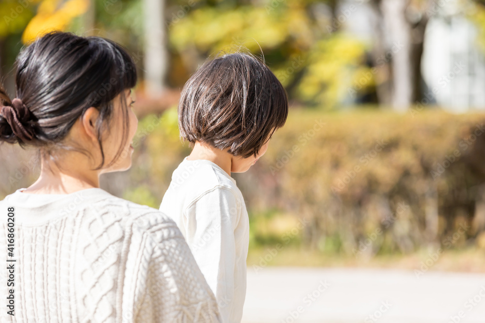 秋の公園で遊ぶママと子供
秋の公園で遊ぶママと子供