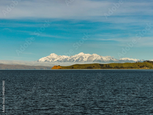 Vista de la Cordillera de los Andes desde el Lago Titicaca