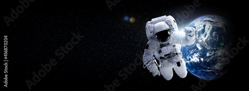 Photo Astronaut spaceman do spacewalk while working for space station in outer space