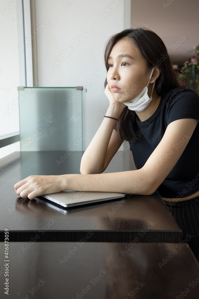 Obraz premium Woman improperly wearing face mask, concept of wearing face mask in wrong way, not covering nose and mouth, ignoring precaution measure or new normal social distancing lifestyle
