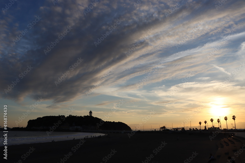 江ノ島付近のオレンジ色に輝く夕日 江ノ島付近のオレンジ色に輝く夕日