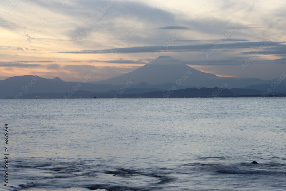 江ノ島での夕日と富士山のシルエット