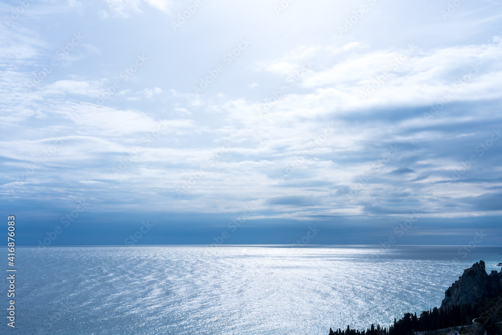 Obraz premium Silver blue colors of the sea and sky on a spring cloudy day