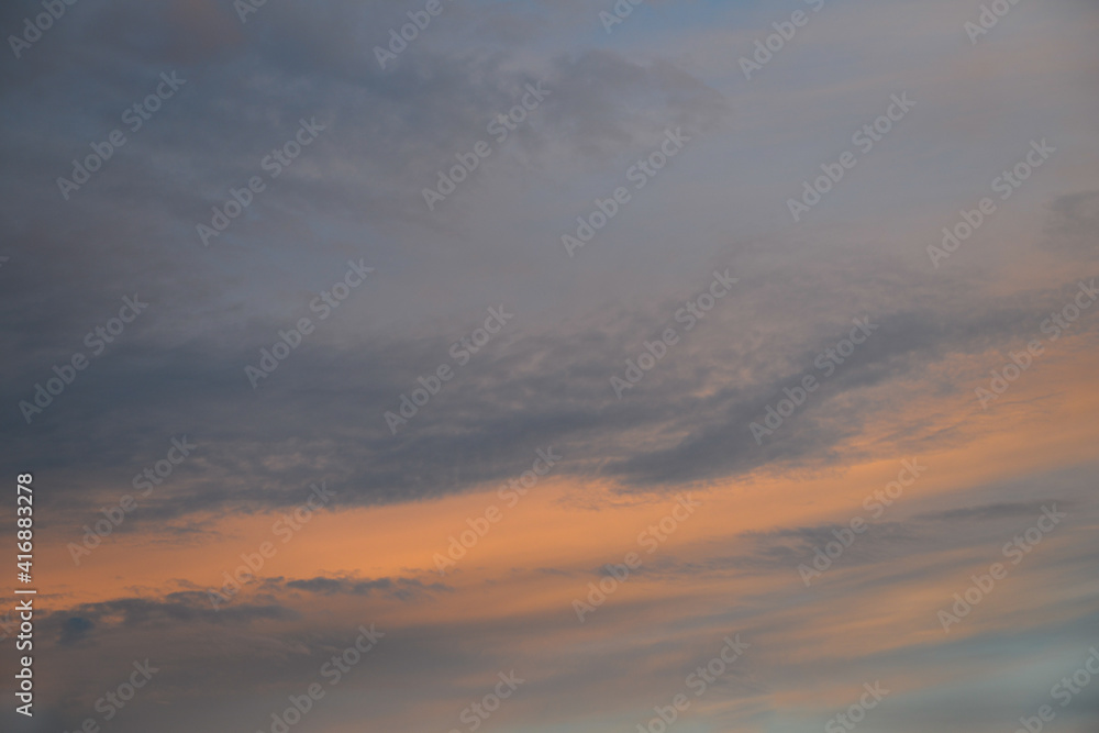 Arrière-plan de texture de ciel au coucher du soleil, et légers nuages colorés rose et bleu foncé sur fond de ciel gris