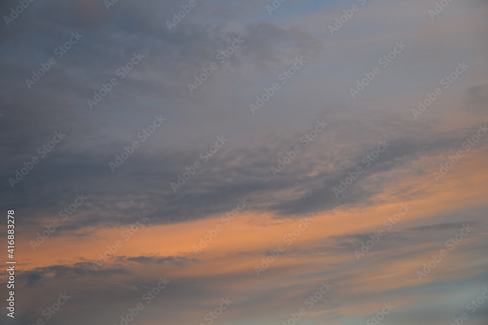Arrière-plan de texture de ciel au coucher du soleil, et légers nuages colorés rose et bleu foncé sur fond de ciel gris Arrière-plan de texture de ciel au coucher du soleil, et légers nuages colorés rose et bleu foncé sur fond de ciel gris