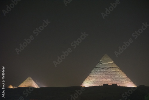 ライトアップされたエジプトのピラミッド