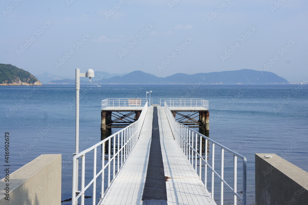 Naklejka premium 海と桟橋