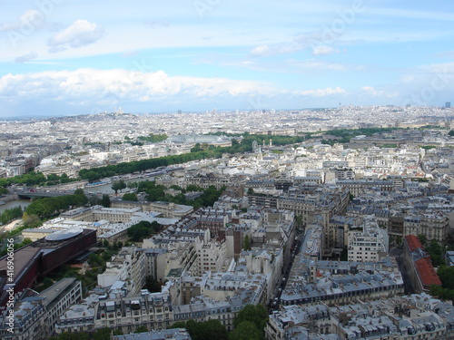 エッフェル塔から見たパリの街とセーヌ川 © RUZIO.ART