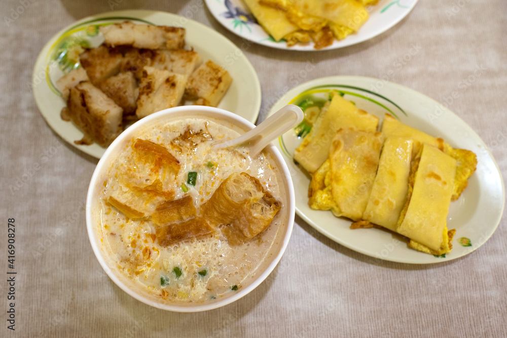 Taiwanese salty soy milk soup (Xian Dou Jiang) and egg crepe (Dan Bing) for breakfast 台湾の朝食 鹹豆漿と蛋餅 シェントウジャンとダンビン Taiwanese salty soy milk soup (Xian Dou Jiang) and egg crepe (Dan Bing) for breakfast 台湾の朝食 鹹豆漿と蛋餅 シェントウジャンとダンビン