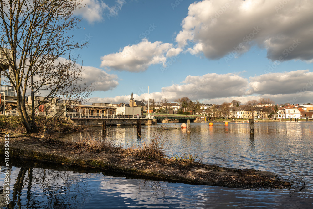 Naklejka premium Blick auf die Ruhrbrücke und die Altstadt Kettwig an der Ruhr