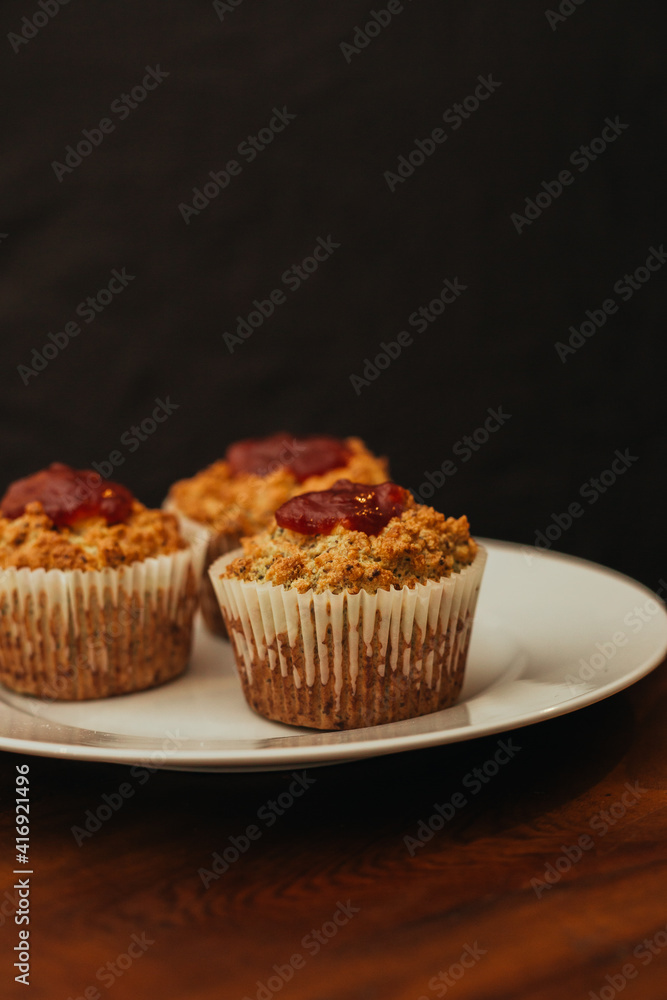 Dulce cupcake rico acaba de terminar de cocinar en una placa blanca con dulce de guayaba Dulce cupcake rico acaba de terminar de cocinar en una placa blanca con dulce de guayaba