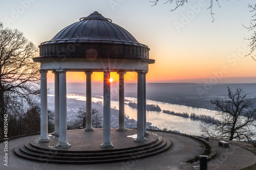 Pavillion im Sonnenaufgang am Rhein
