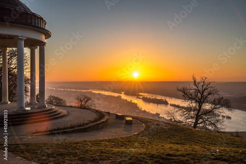 Pavillion im Sonnenaufgang am Rhein
