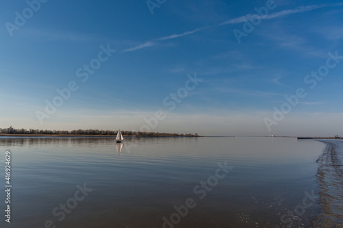 Einsamer Segler auf der Elbe © Christiane