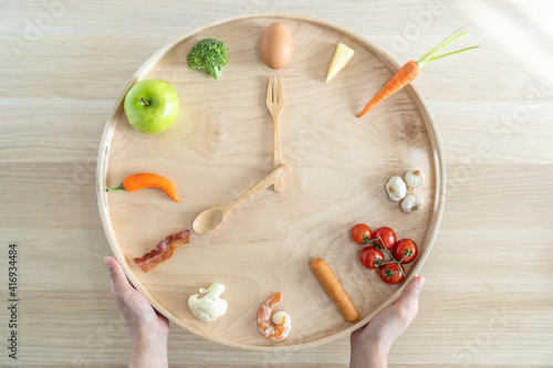 Foto Intermittent fasting diet concept with 8-hour clock timer for eating nutritional