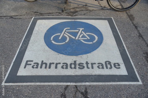 Zeichen: Fahrrad Straße auf den Asphalt