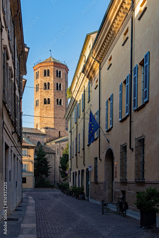 Blick auf den achteckigen Kirchturm der Basilika Sant’Antonino in den Straßen von Piacenza in der Emilia-Romagna in Italien 