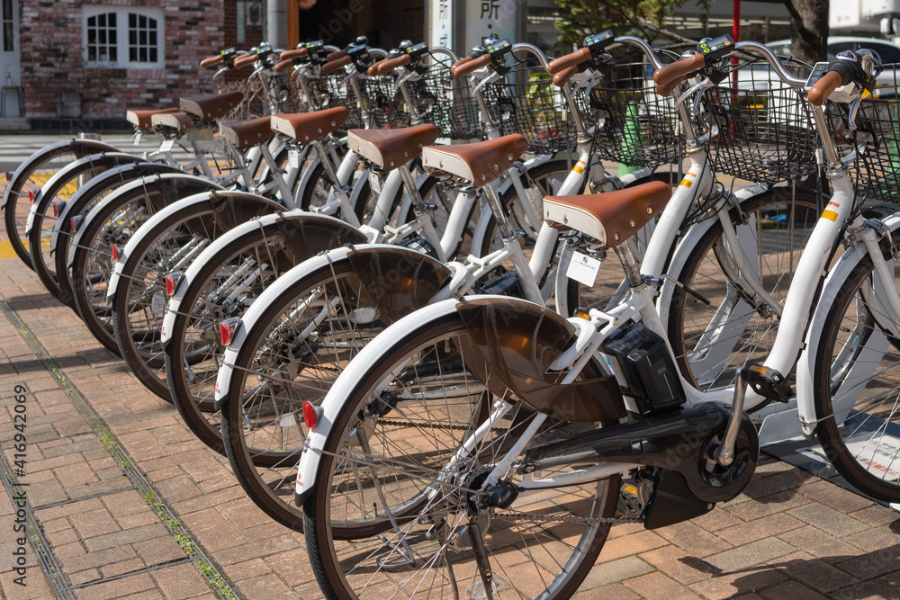 Obraz premium 並ぶレンタル自転車
