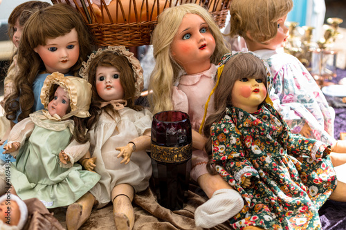 Plusieurs vieilles poupées sur un étalage d'un marché