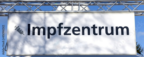 Schild: Impfzentrum photo